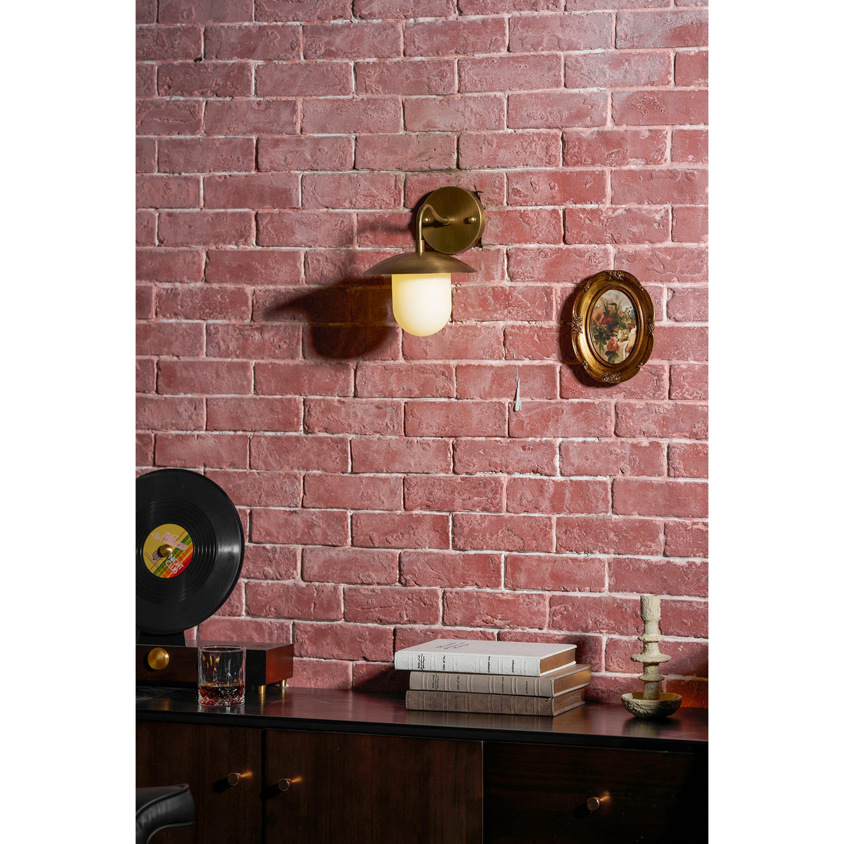 Aplique de pared de latón Tazela junto a una cama – imagen 19