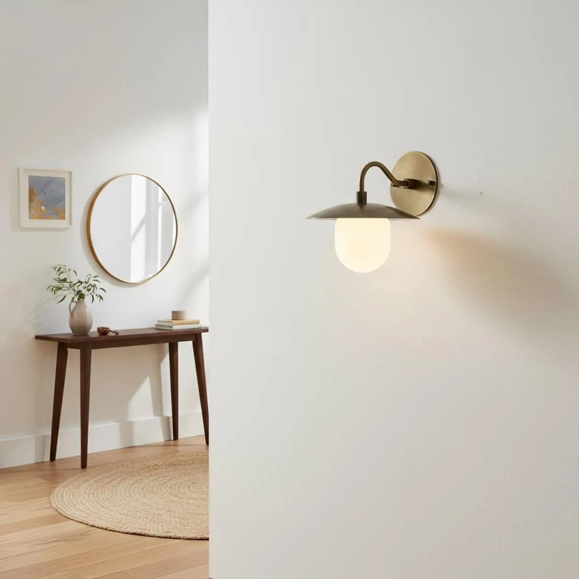 Aplique de pared de latón Tazela junto a una cama – imagen 12