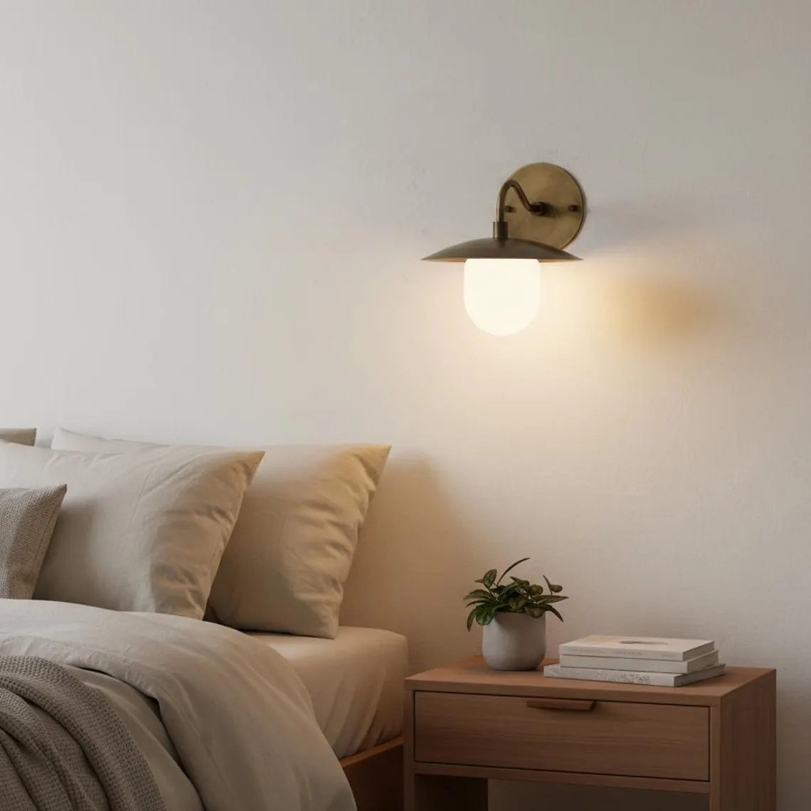 Aplique de pared de latón Tazela junto a una cama – imagen 11