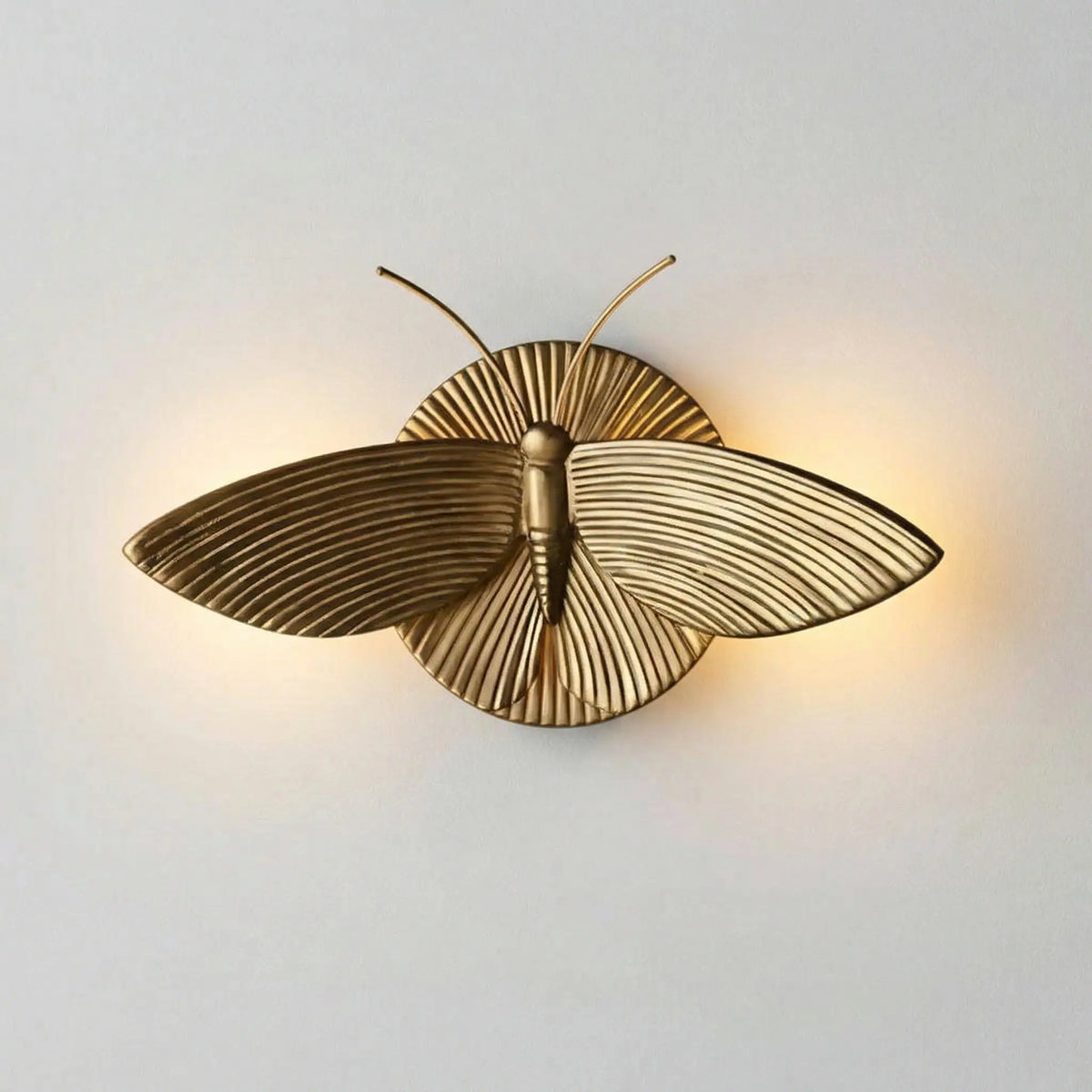Aplique de pared art déco en forma de polilla Dalena en un dormitorio ecléctico – imagen 10
