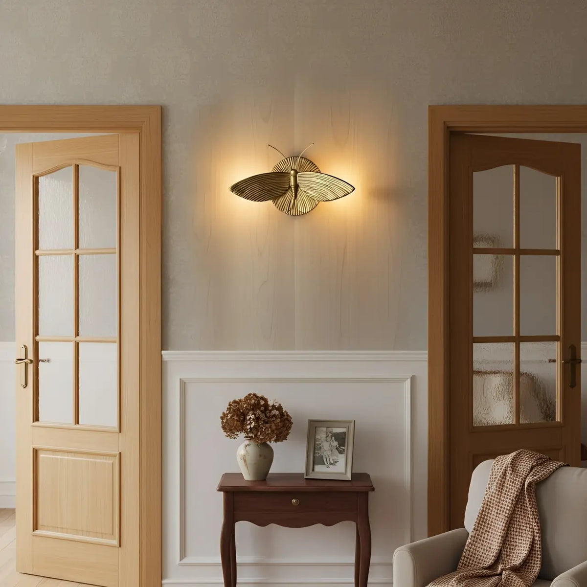 Aplique de pared art déco en forma de polilla Dalena en un dormitorio ecléctico – imagen 13