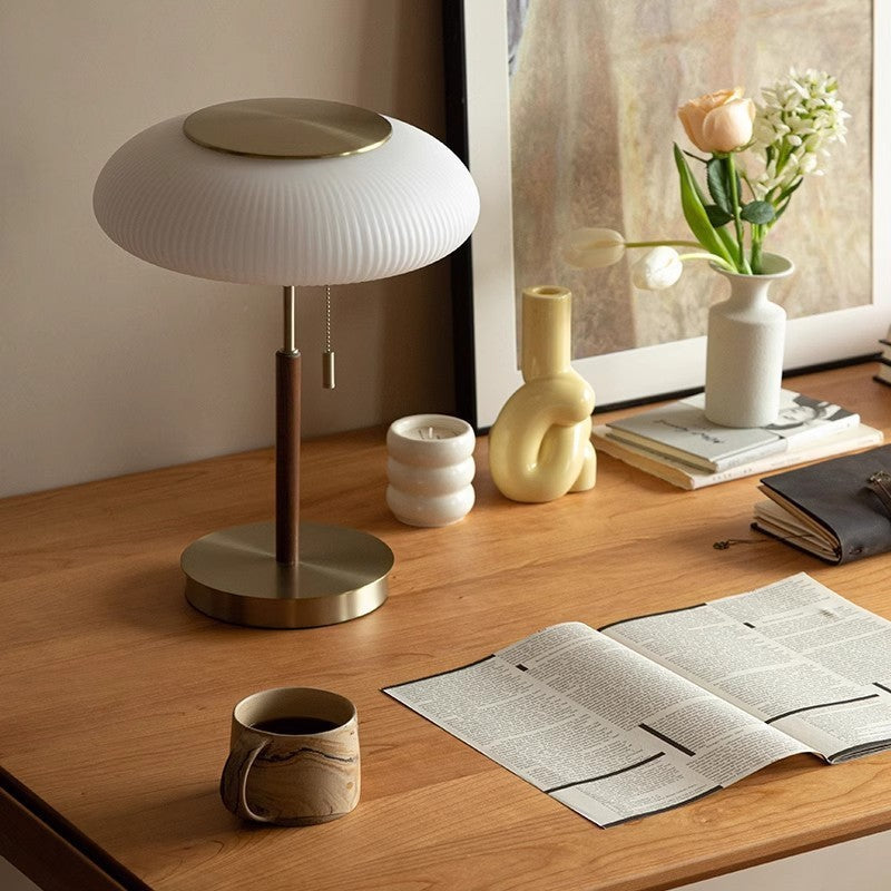 Lámpara de mesa vintage Rizala – en un escritorio junto a la ventana