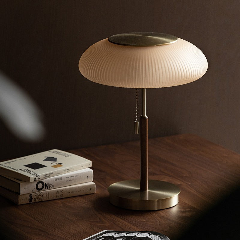 Lámpara de mesa vintage Rizala – sobre una mesa de madera oscura