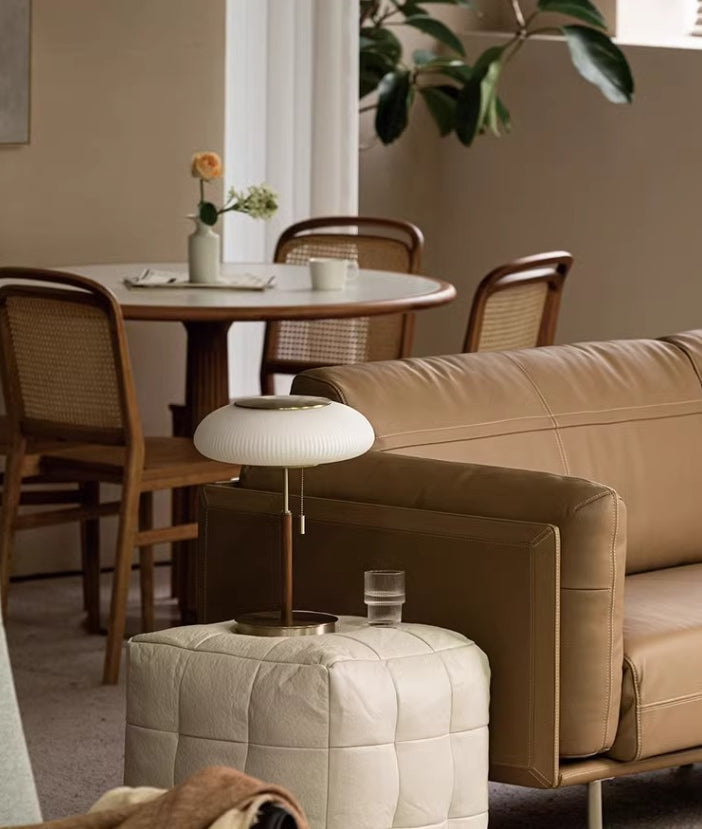 Lámpara de mesa vintage Rizala – junto a un sofá de piel