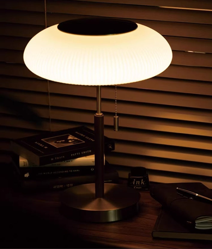Lámpara de mesa vintage Rizala – encendida en un ambiente íntimo