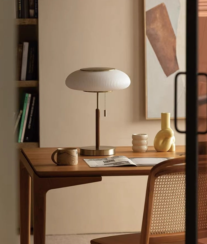 Lámpara de mesa vintage Rizala – sobre un escritorio de estudio