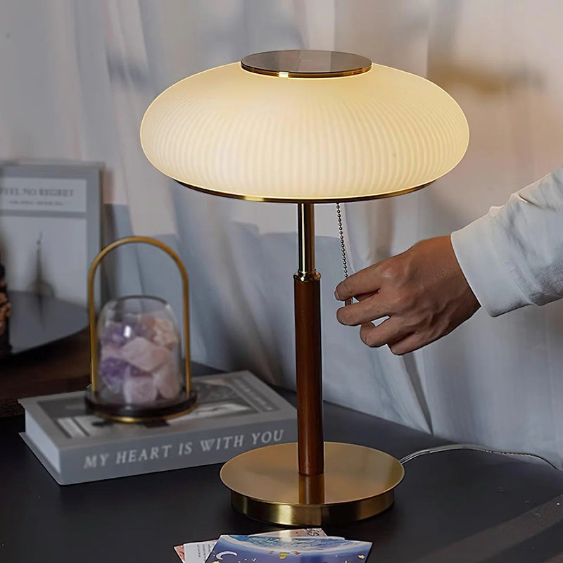 Lámpara de mesa vintage Rizala – encendiéndola con la cadena