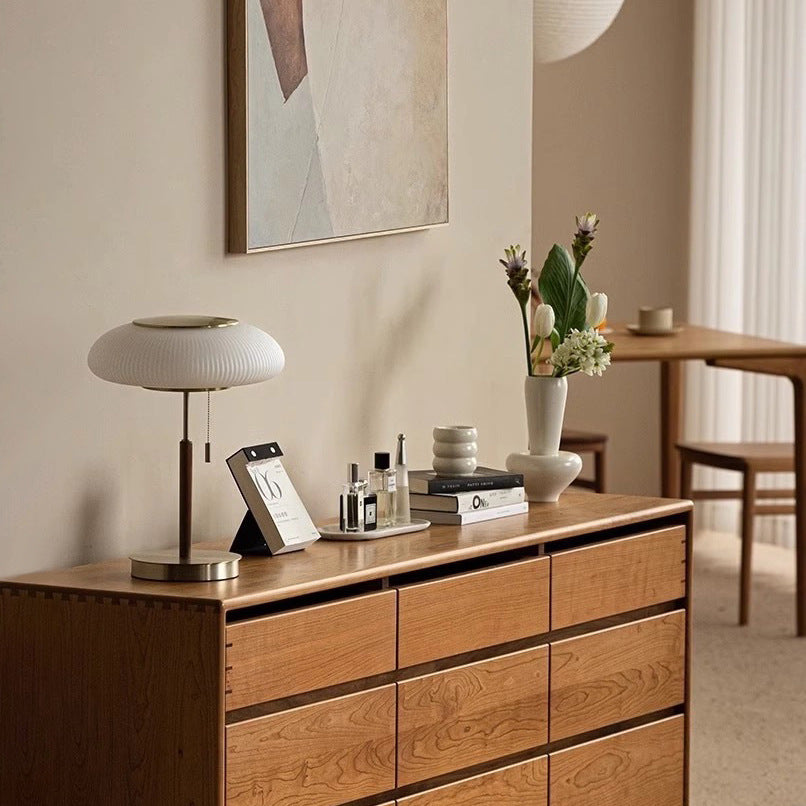 Lámpara de mesa vintage Rizala – sobre una cómoda de madera