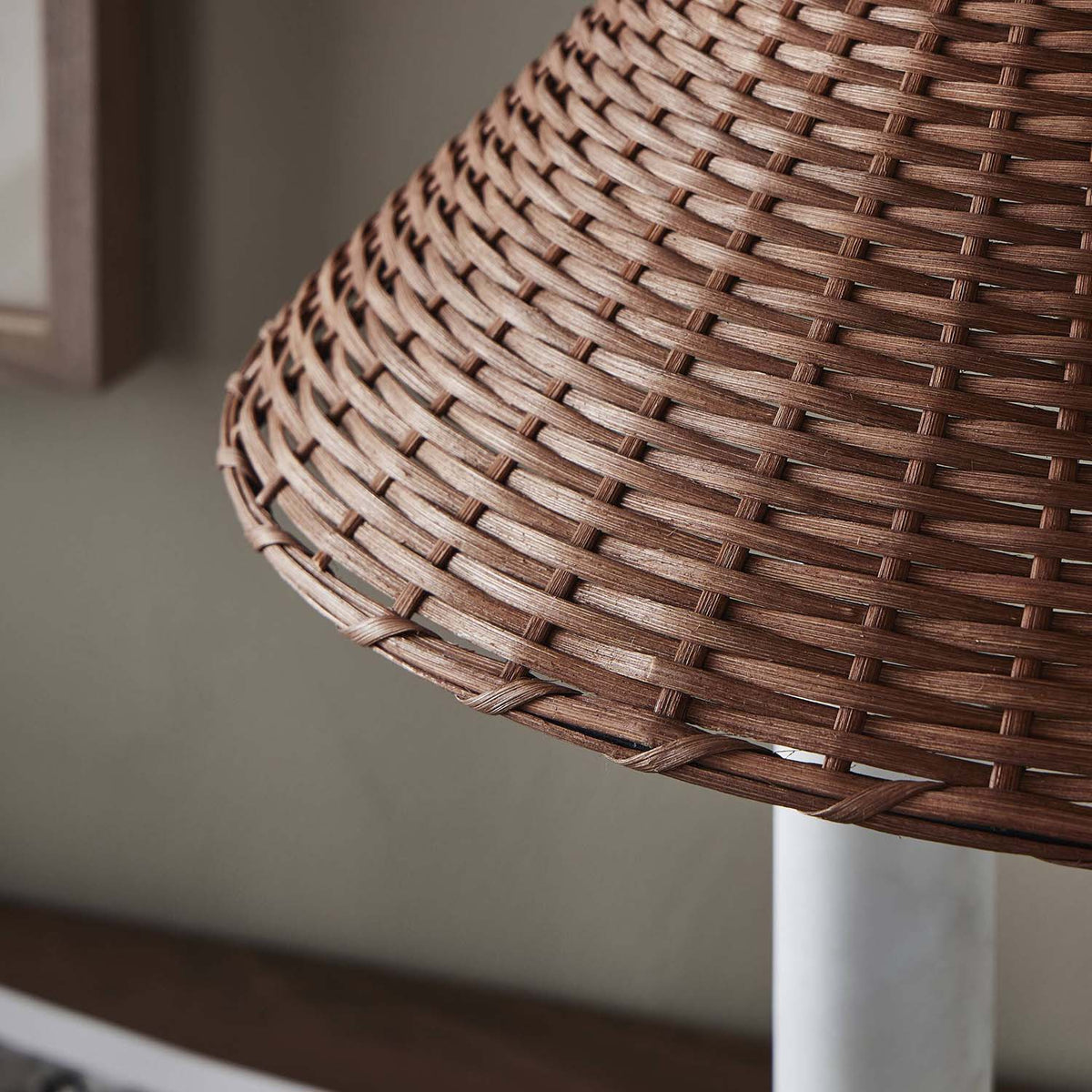 Lámpara de mesa de mármol Tribela – detalle de la pantalla de ratán trenzado