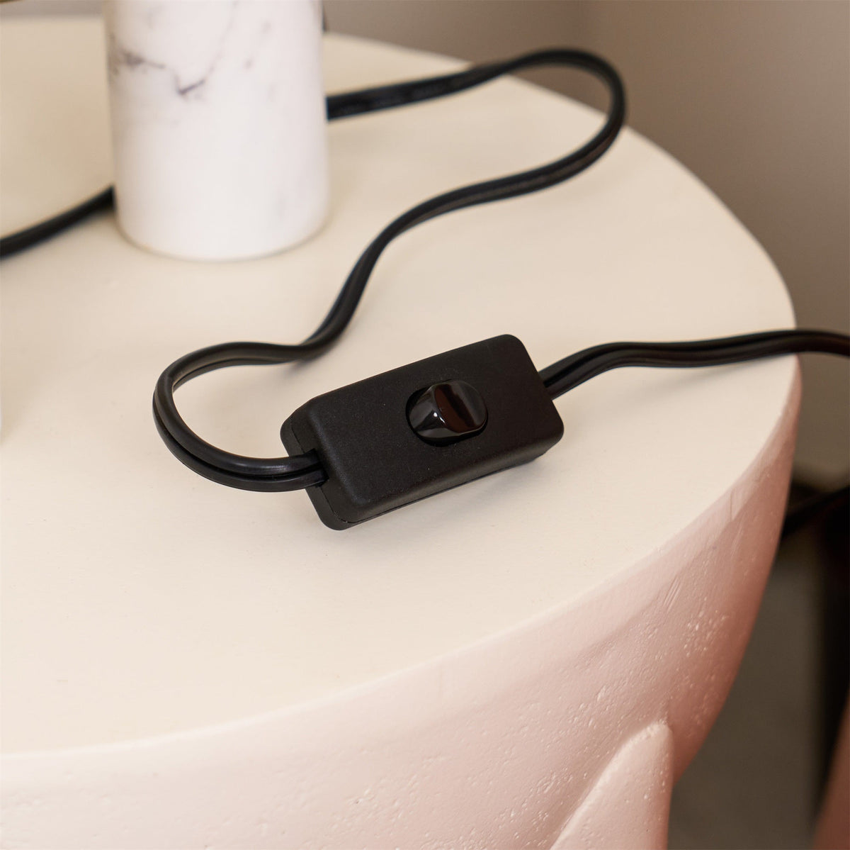 Lámpara de mesa de mármol Tribela – detalle del interruptor en el cable