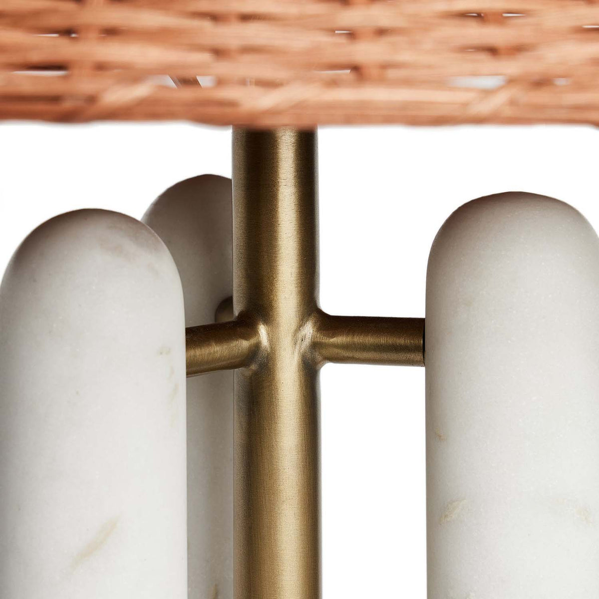 Lámpara de mesa de mármol Tribela – detalle de la unión dorada entre las columnas