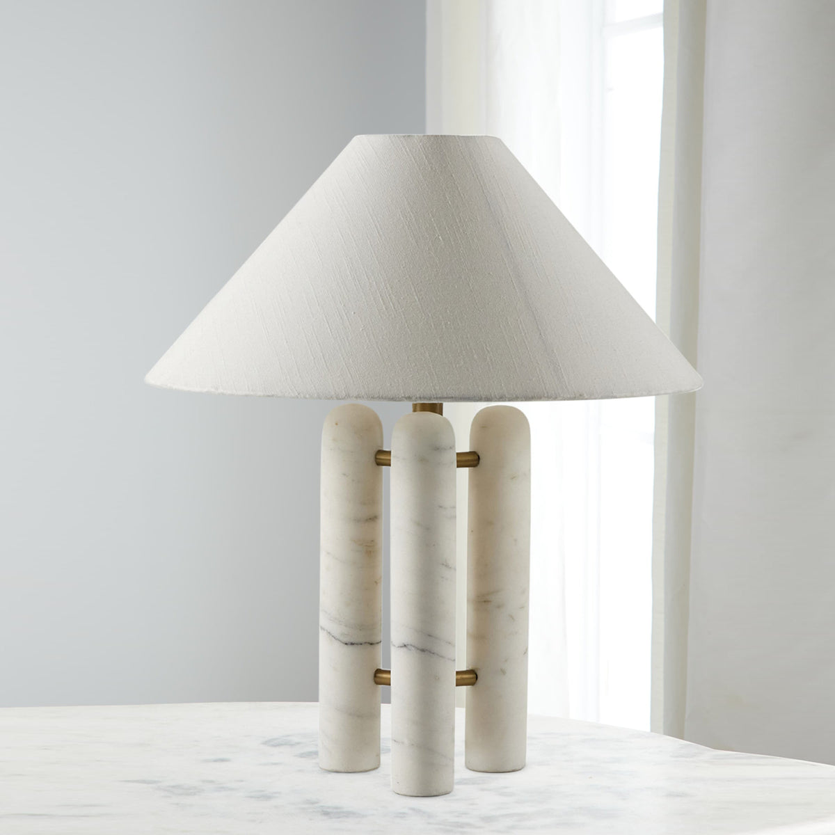 Lámpara de mesa de mármol Tribela – con pantalla blanca junto a una ventana
