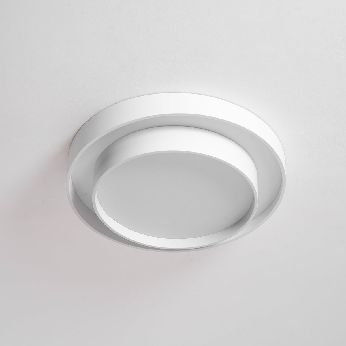 Plafón LED de doble aro Bandela en un salón moderno – imagen 30