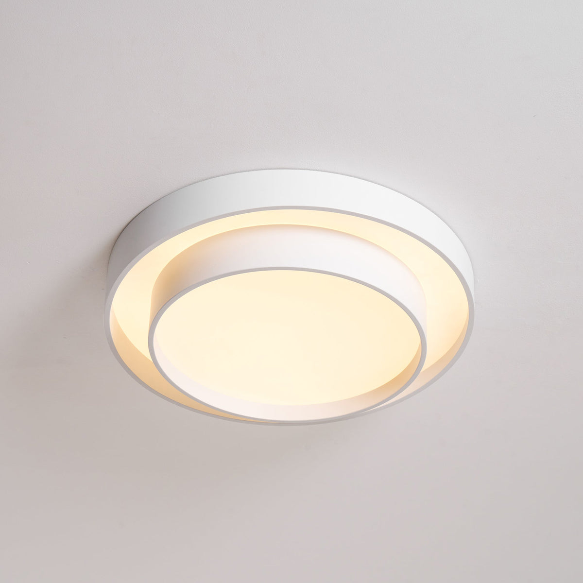 Plafón LED de doble aro Bandela en un salón moderno – imagen 31