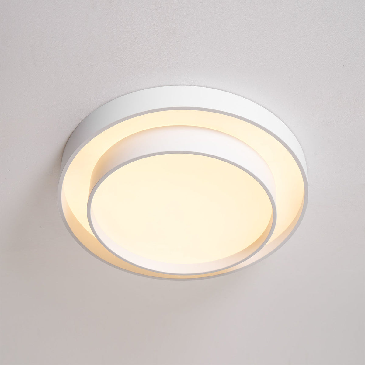 Plafón LED de doble aro Bandela en un salón moderno – imagen 29