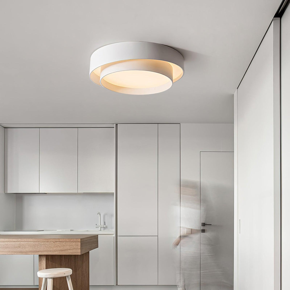 Plafón LED de doble aro Bandela en un salón moderno – imagen 17