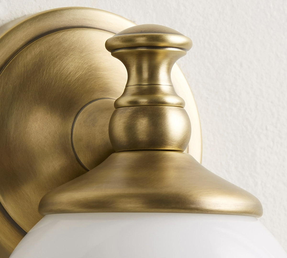 Aplique de pared clásico Campela sobre el espejo de un baño – imagen 20
