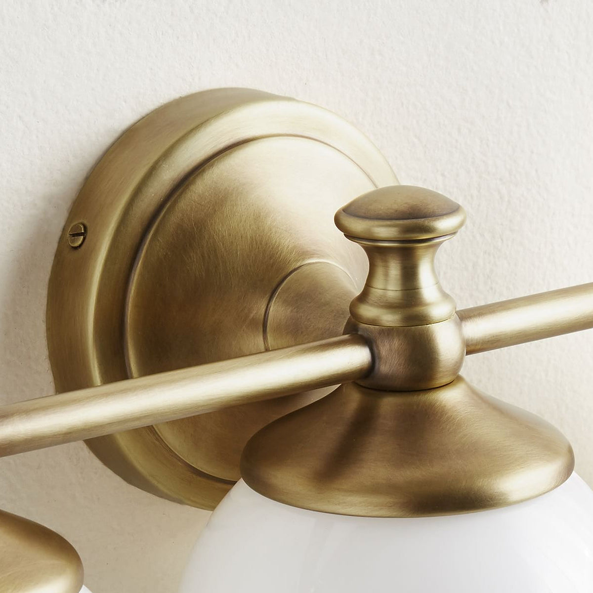 Aplique de pared clásico Campela sobre el espejo de un baño – imagen 19