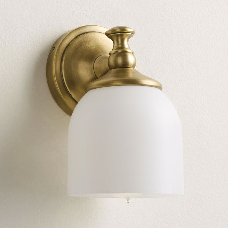 Aplique de pared clásico Campela sobre el espejo de un baño – imagen 40