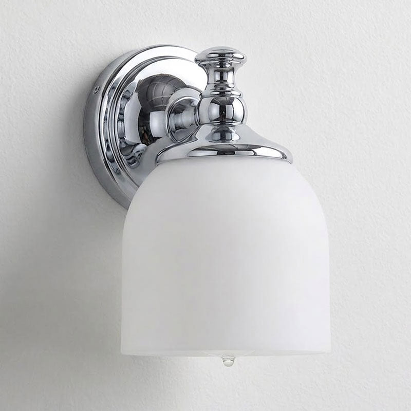 Aplique de pared clásico Campela sobre el espejo de un baño – imagen 48
