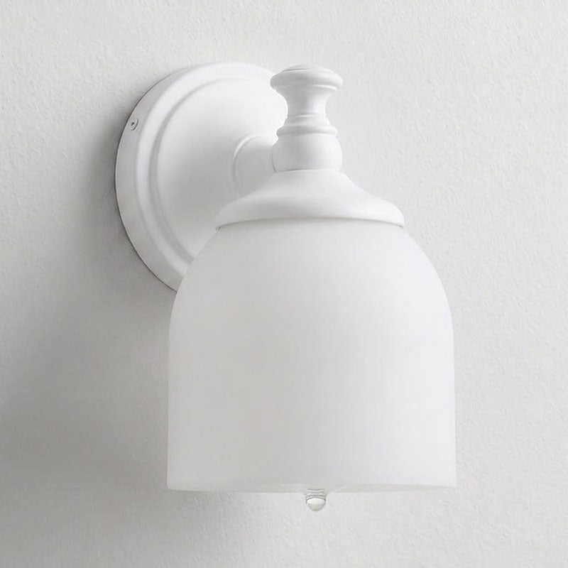 Aplique de pared clásico Campela sobre el espejo de un baño – imagen 50