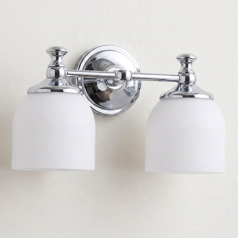 Aplique de pared clásico Campela sobre el espejo de un baño – imagen 53
