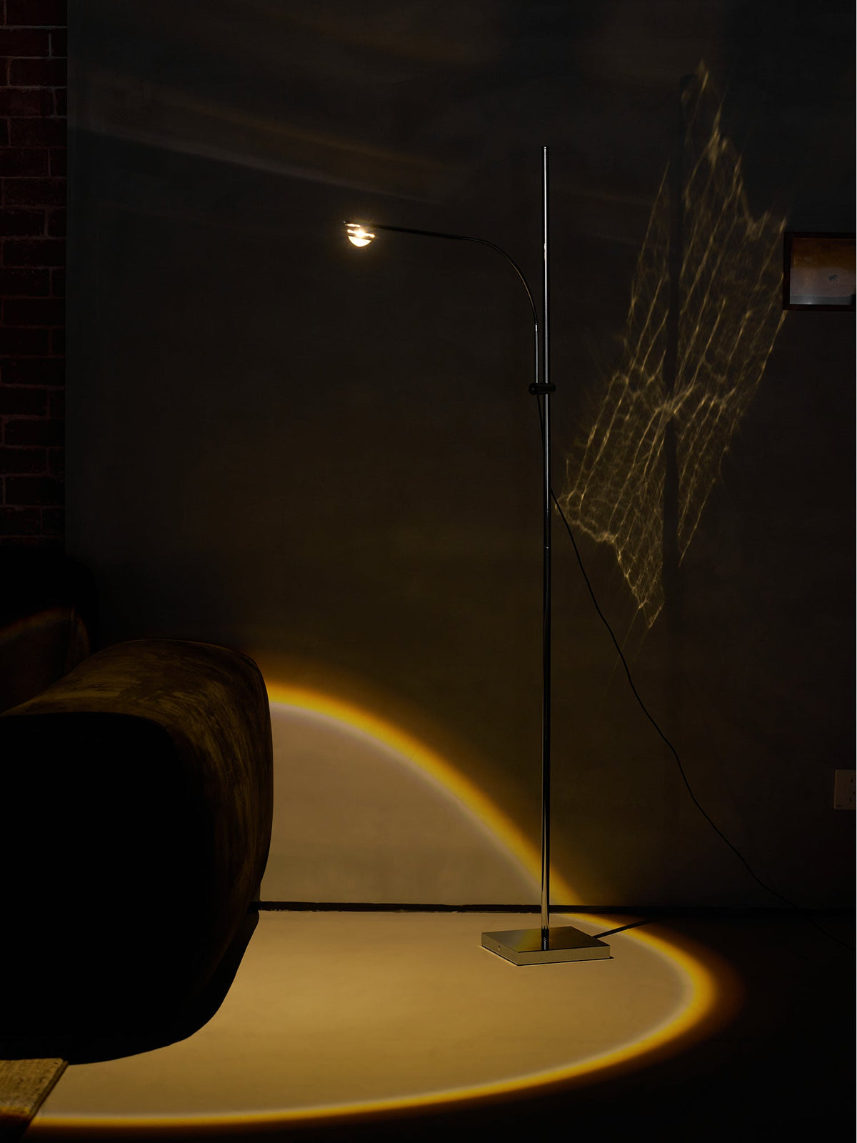 Lámpara de pie LED arqueada Vareta – con un haz de luz cálida en la pared