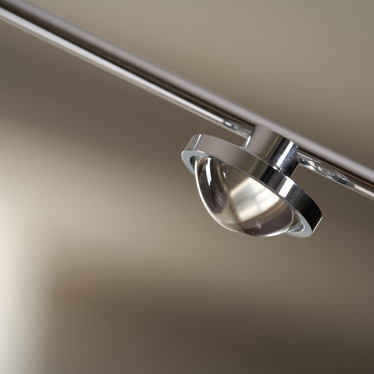 Lámpara de pie LED arqueada Vareta – detalle del foco LED