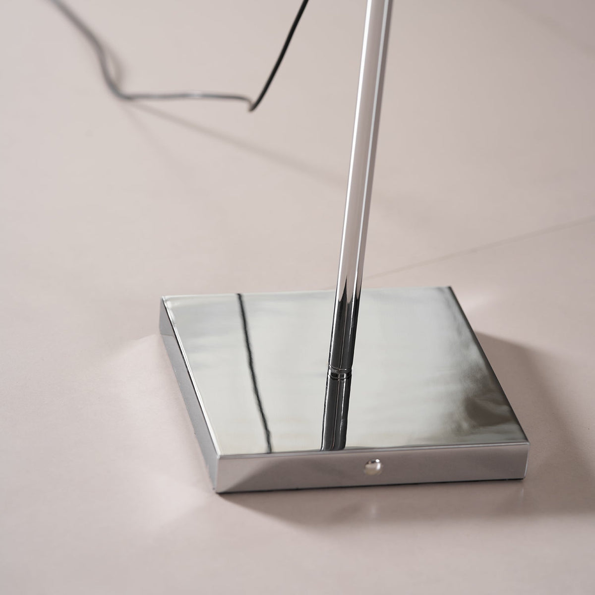 Lámpara de pie LED arqueada Vareta – detalle de la base cuadrada cromada