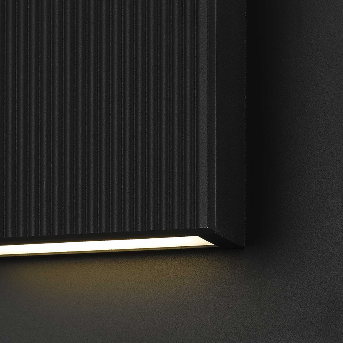 Aplique de pared exterior LED Surquela en una fachada moderna – imagen 8