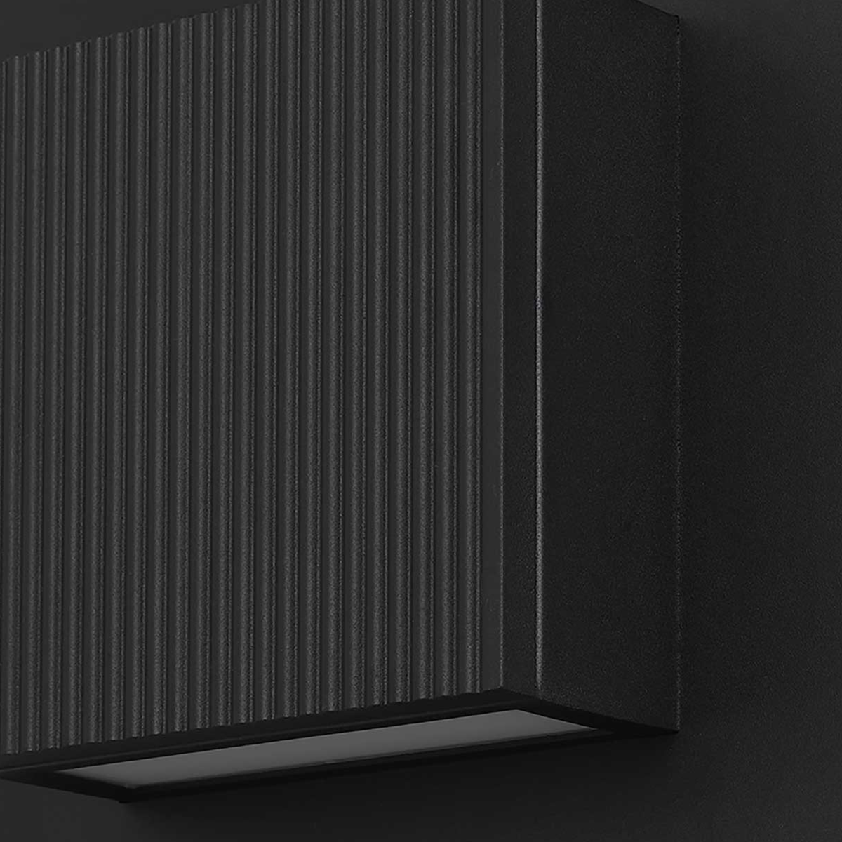 Aplique de pared exterior LED Surquela en una fachada moderna – imagen 5