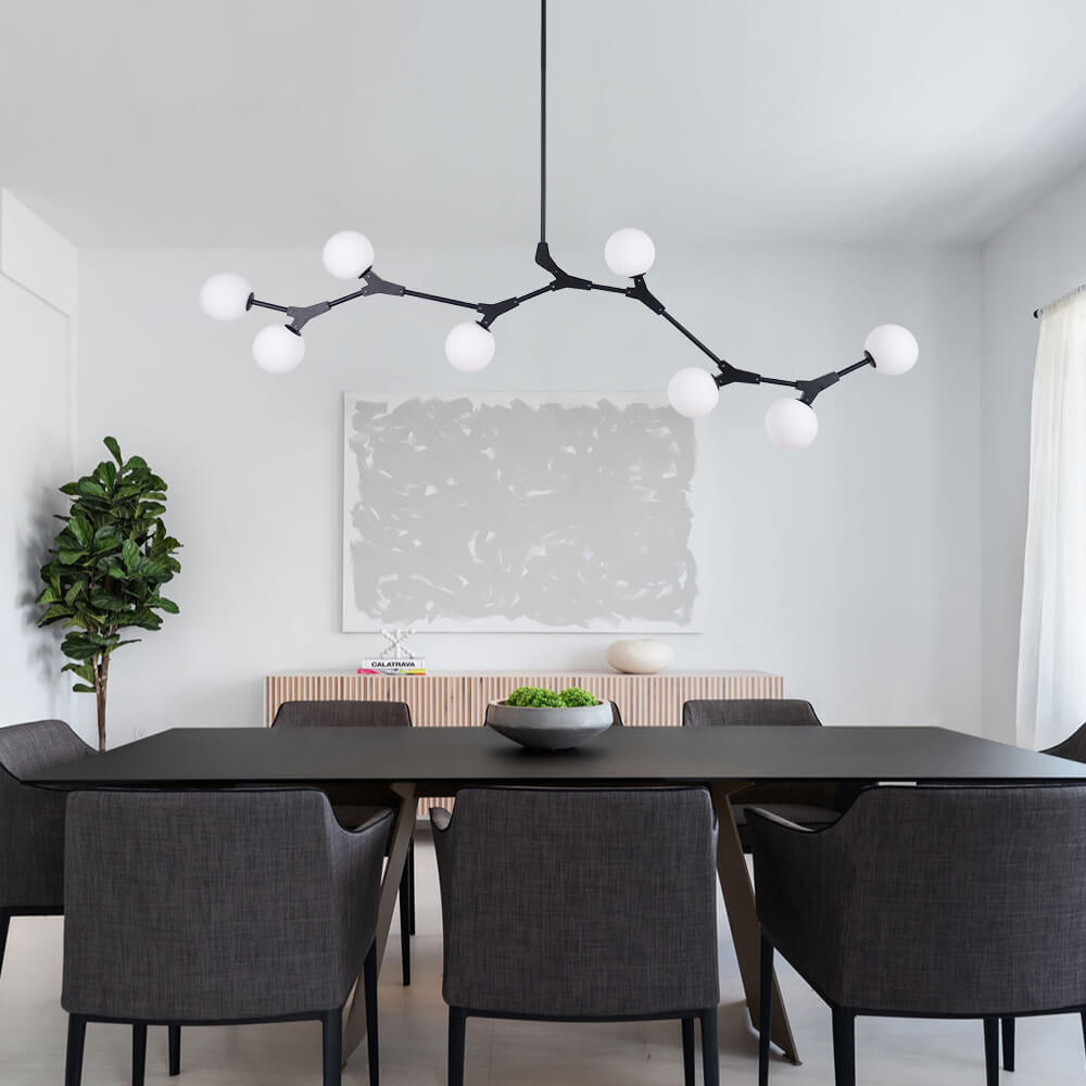 Lámpara araña lineal Perlana sobre una mesa de comedor – imagen 5