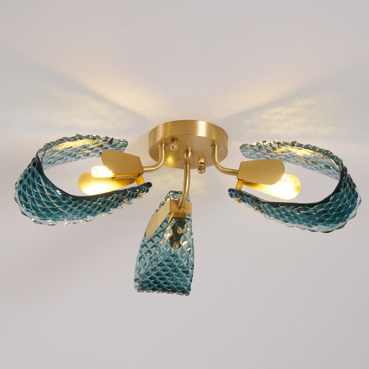 Lámpara de techo de cristal azul Rombela en un salón elegante – imagen 13