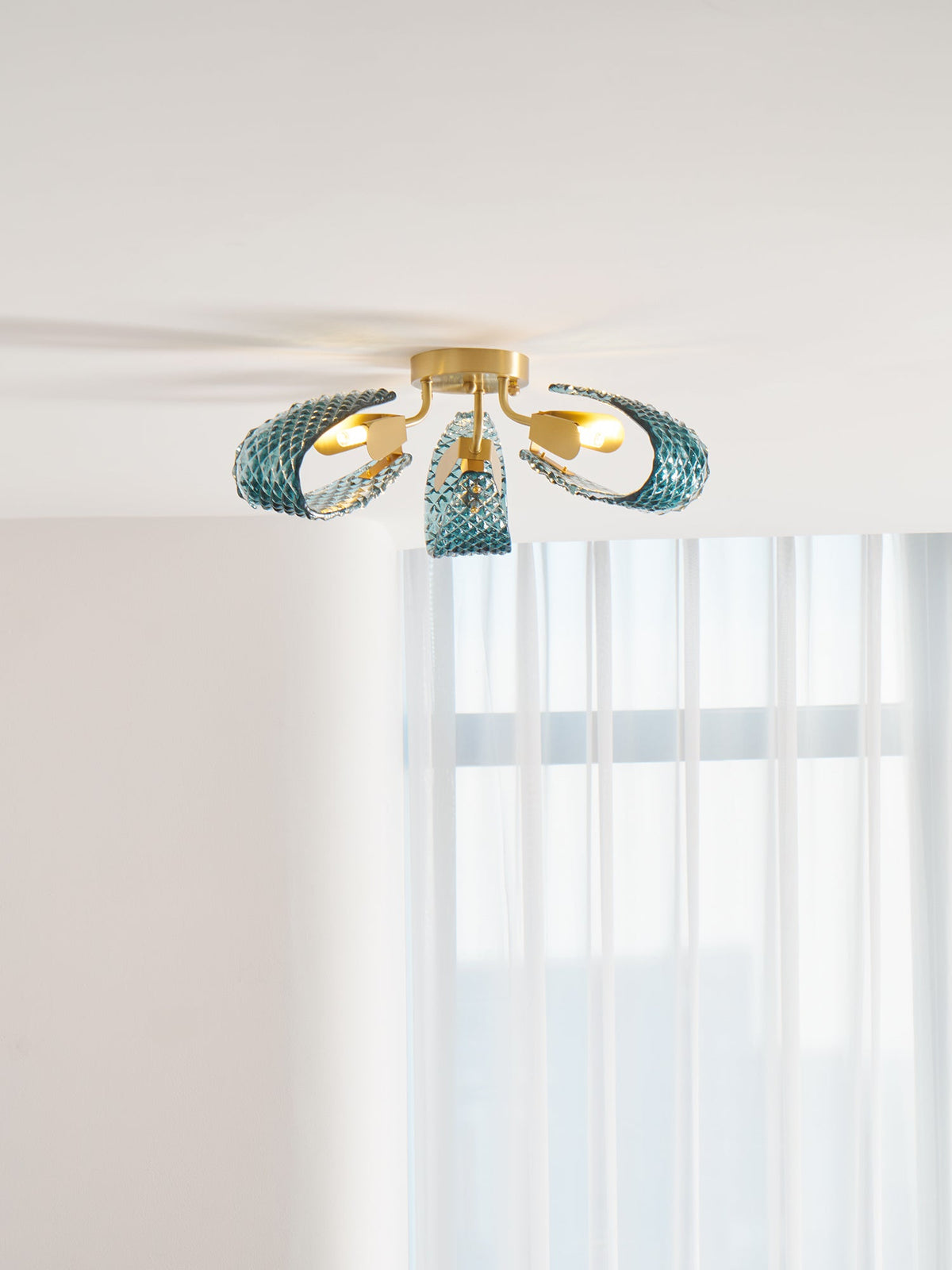 Lámpara de techo de cristal azul Rombela en un salón elegante – imagen 6