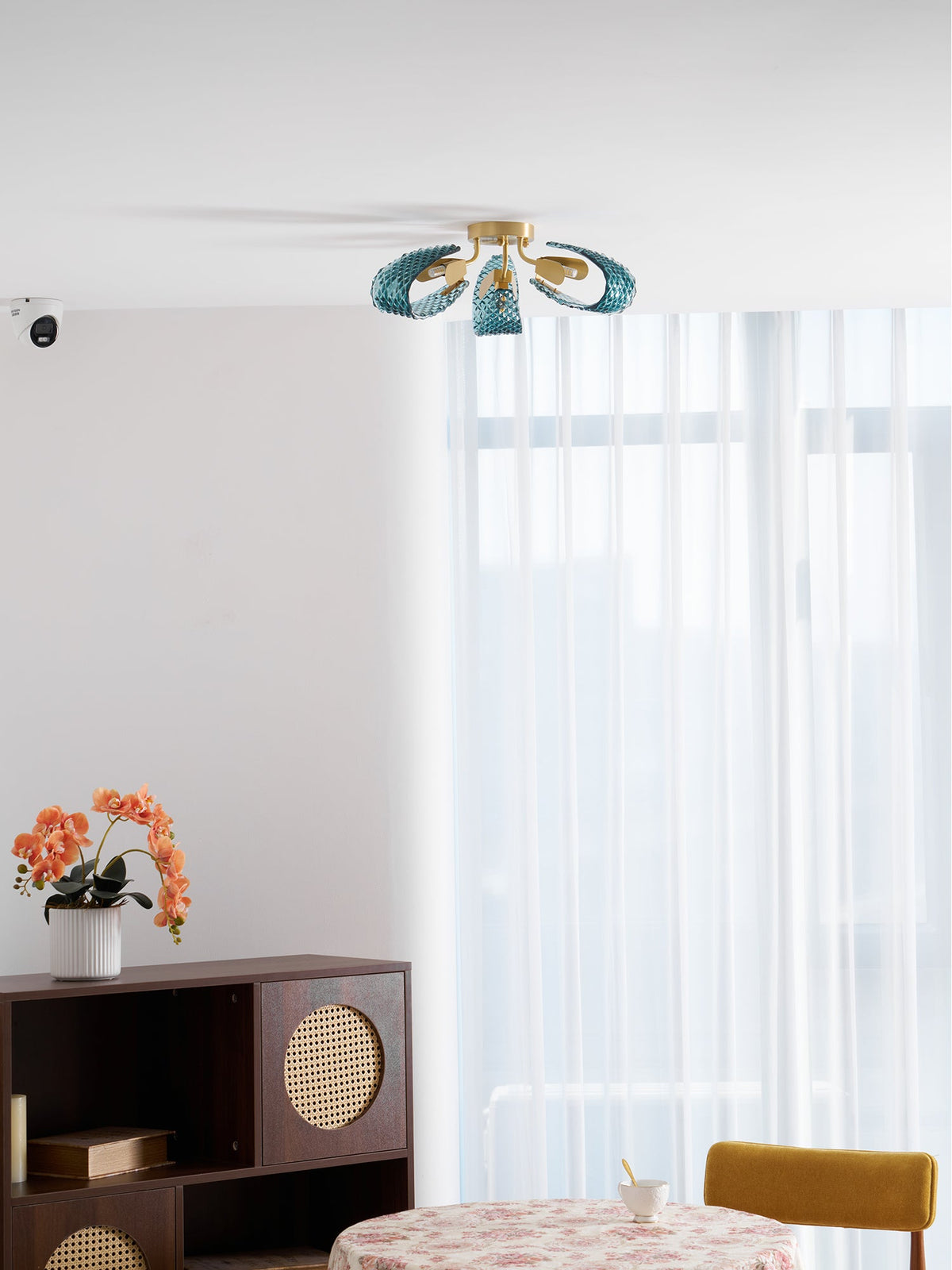 Lámpara de techo de cristal azul Rombela en un salón elegante – imagen 8