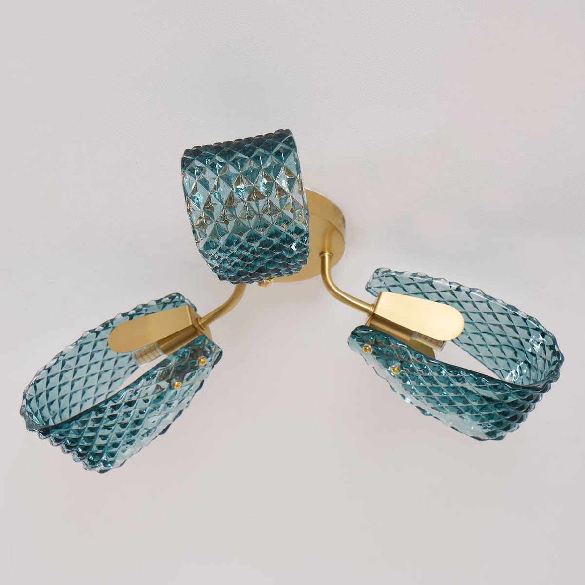 Lámpara de techo de cristal azul Rombela en un salón elegante – imagen 16
