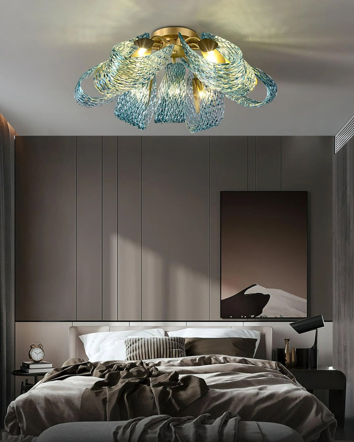 Lámpara de techo de cristal azul Rombela en un salón elegante – imagen 10