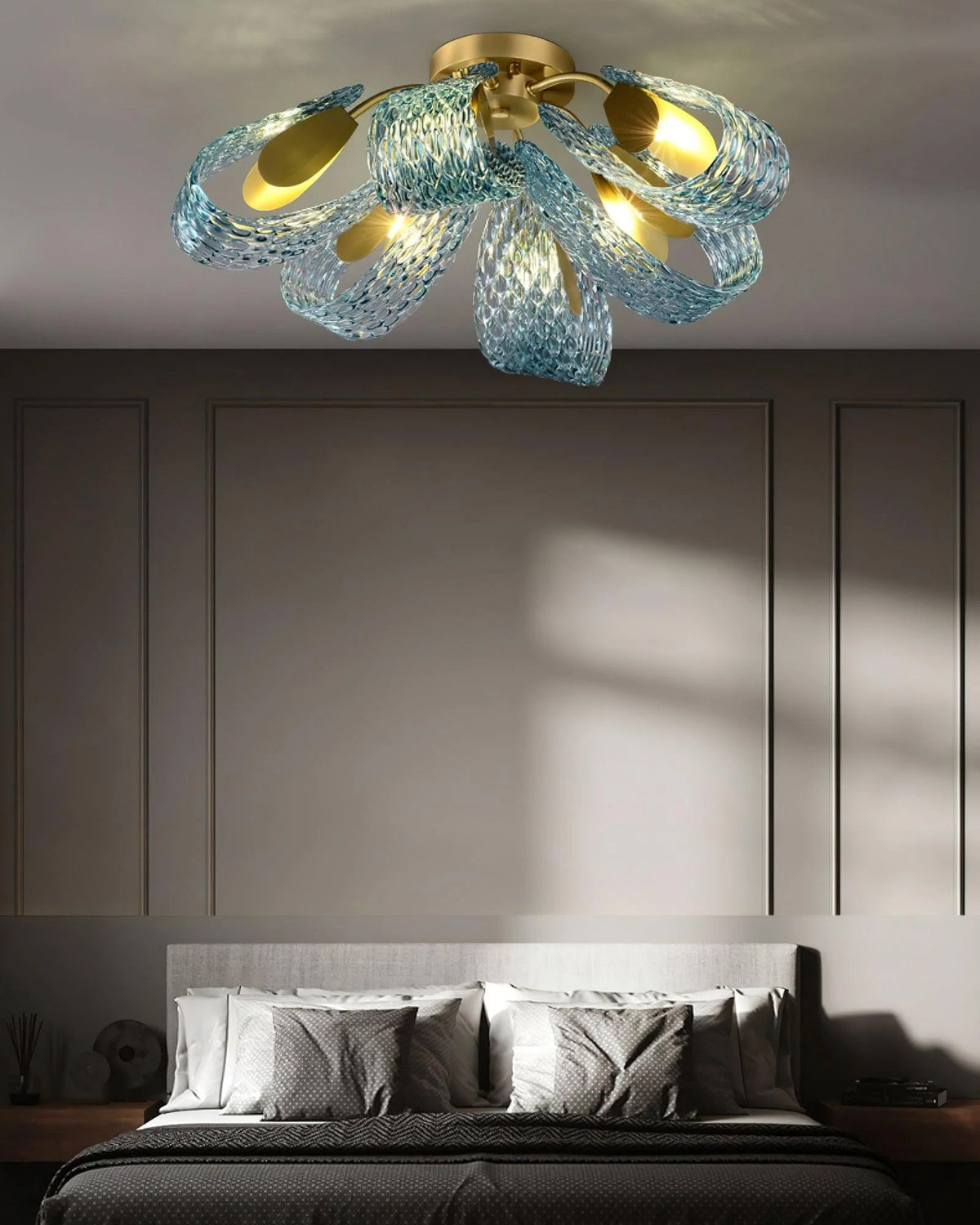 Lámpara de techo de cristal azul Rombela en un salón elegante – imagen 12