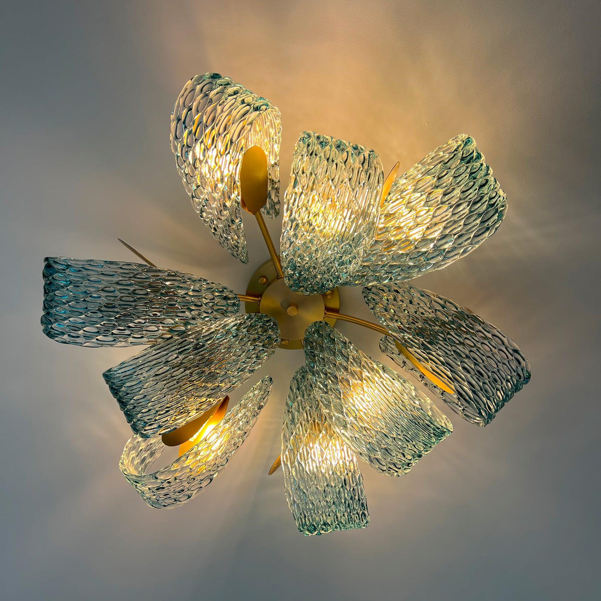Lámpara de techo de cristal azul Rombela en un salón elegante – imagen 9