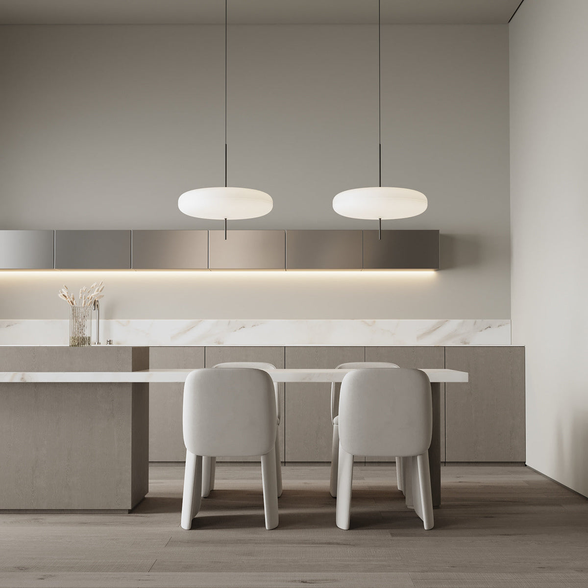 Lámpara colgante de disco opalino Abrela – dos lámparas blancas sobre una mesa de comedor