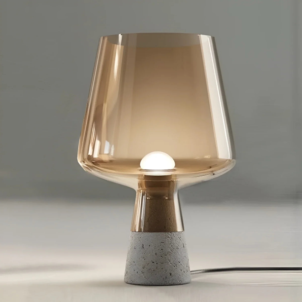 Lámpara de mesa de cristal y cemento Lavela – cristal ámbar