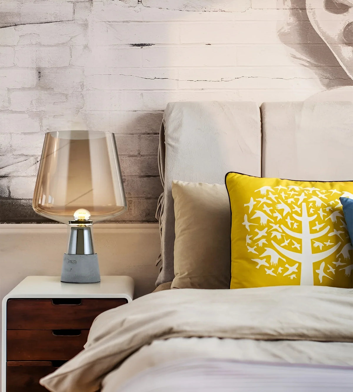 Lámpara de mesa de cristal y cemento Lavela en un dormitorio nórdico – imagen 6