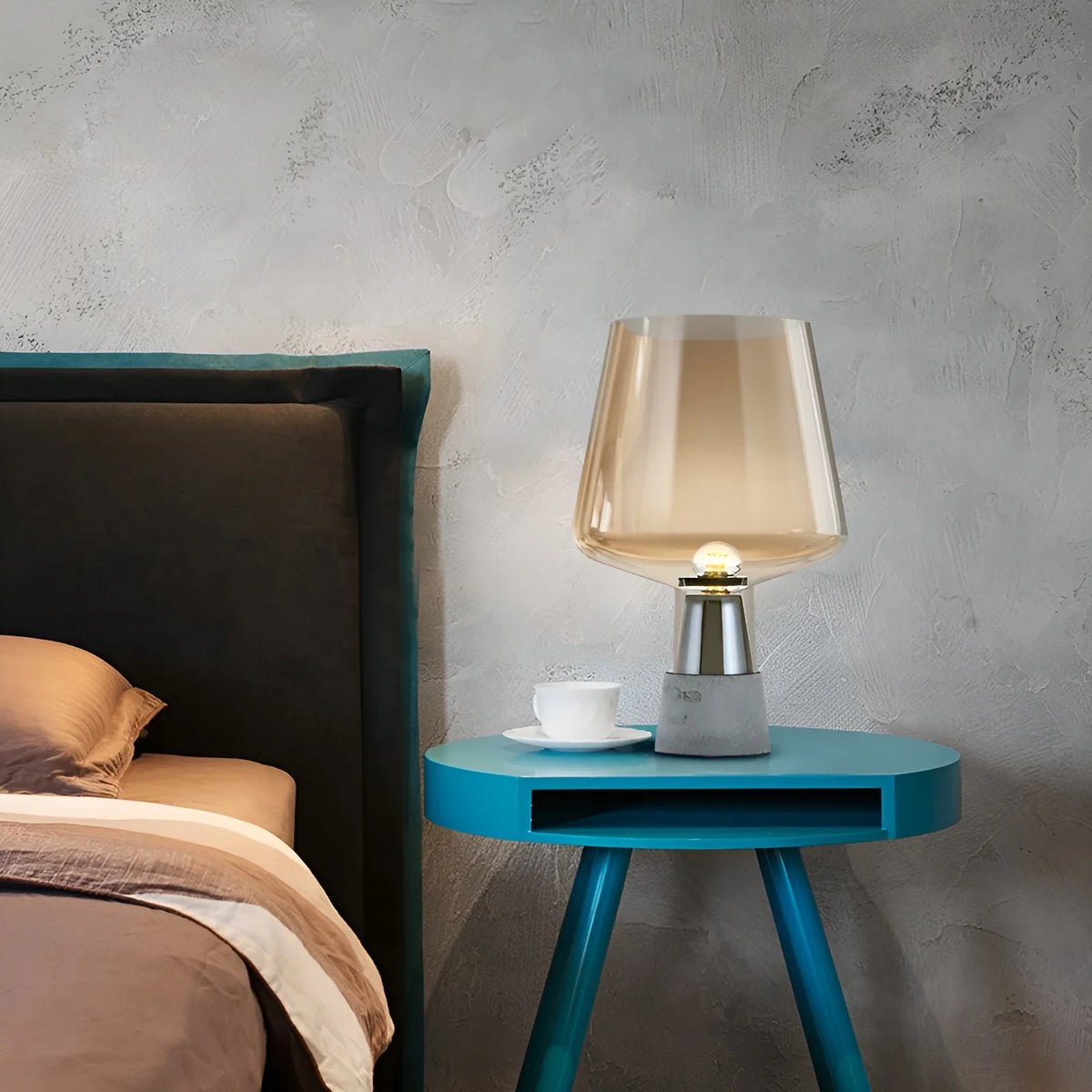 Lámpara de mesa de cristal y cemento Lavela en un dormitorio nórdico – imagen 3