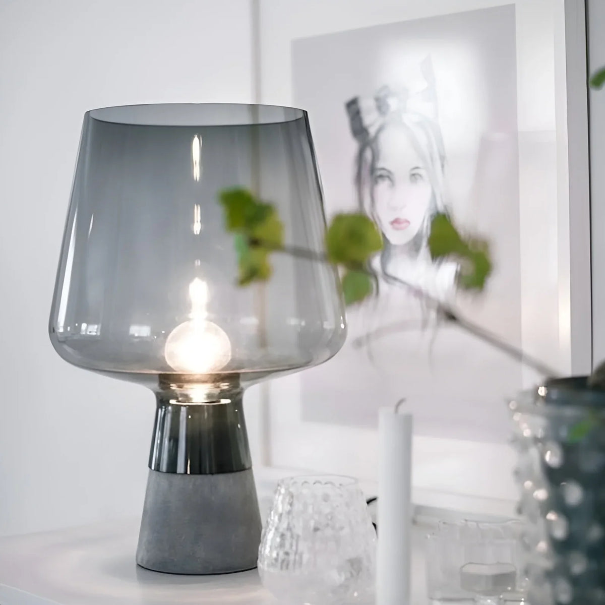 Lámpara de mesa de cristal y cemento Lavela en un dormitorio nórdico – imagen 4