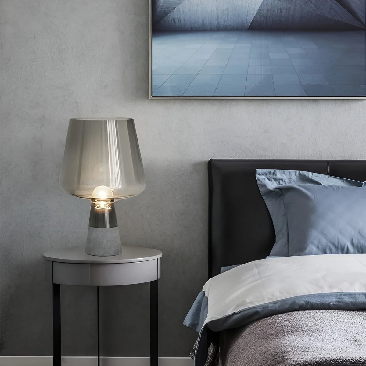 Lámpara de mesa de cristal y cemento Lavela en un dormitorio nórdico – imagen 2
