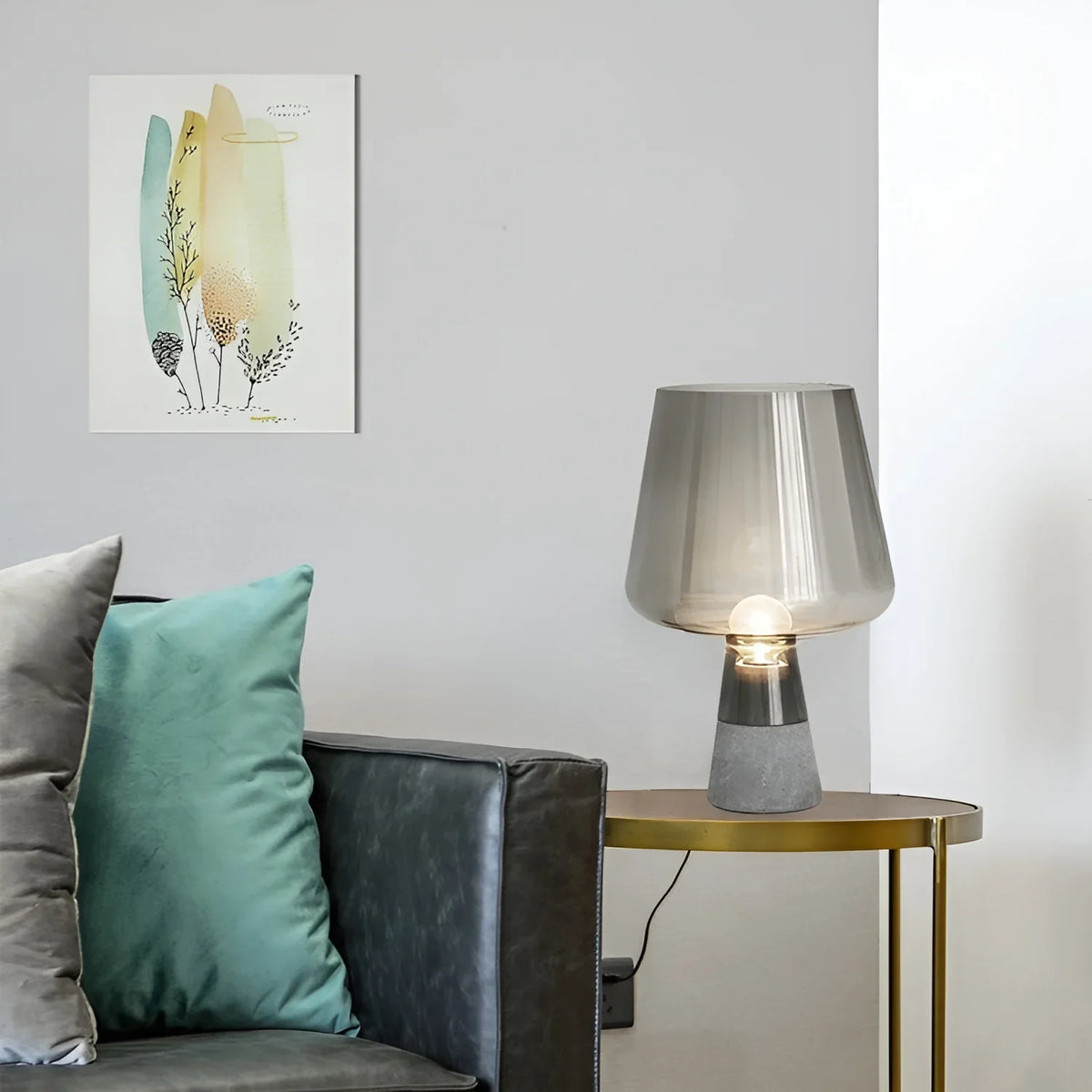 Lámpara de mesa de cristal y cemento Lavela en un dormitorio nórdico – imagen 7