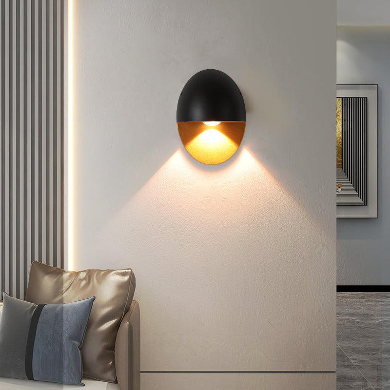 Aplique de pared exterior Yolena ovalado – negro y dorado en un salón