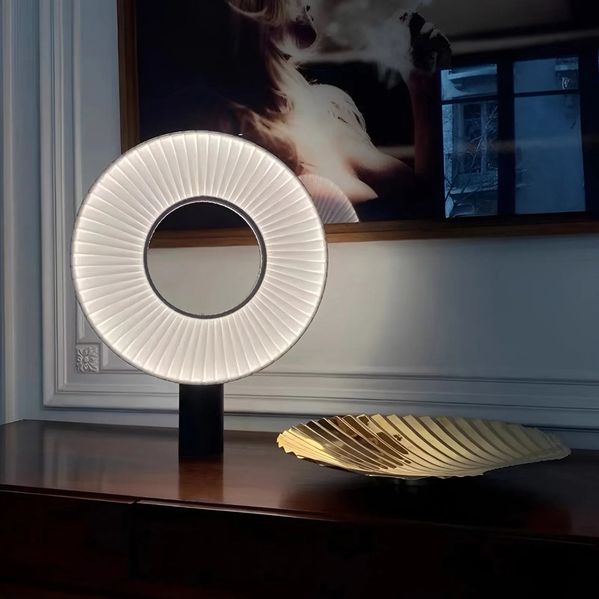Lámpara de mesa LED Japlisa con anillo de tela plisada en un salón con estilo – imagen 4