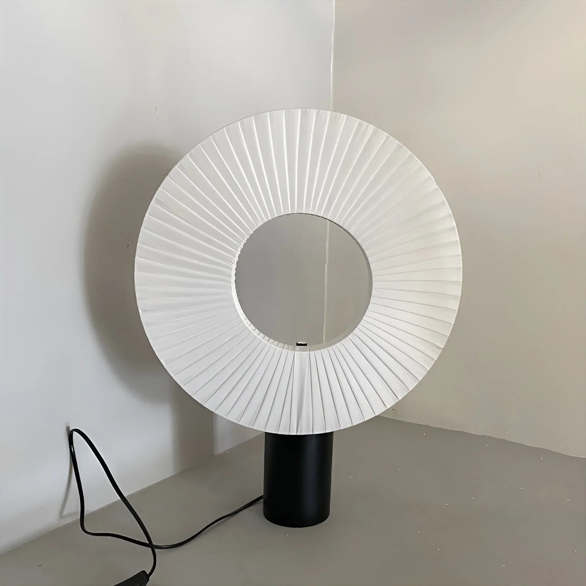Lámpara de mesa LED Japlisa con anillo de tela plisada – detalle del plisado de tela blanca