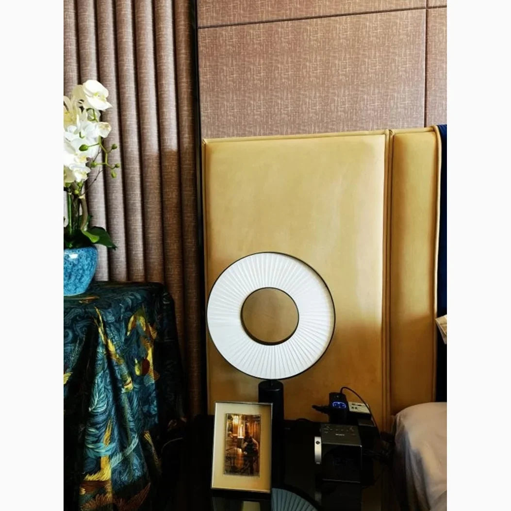 Lámpara de mesa LED Japlisa con anillo de tela plisada en un salón con estilo – imagen 5